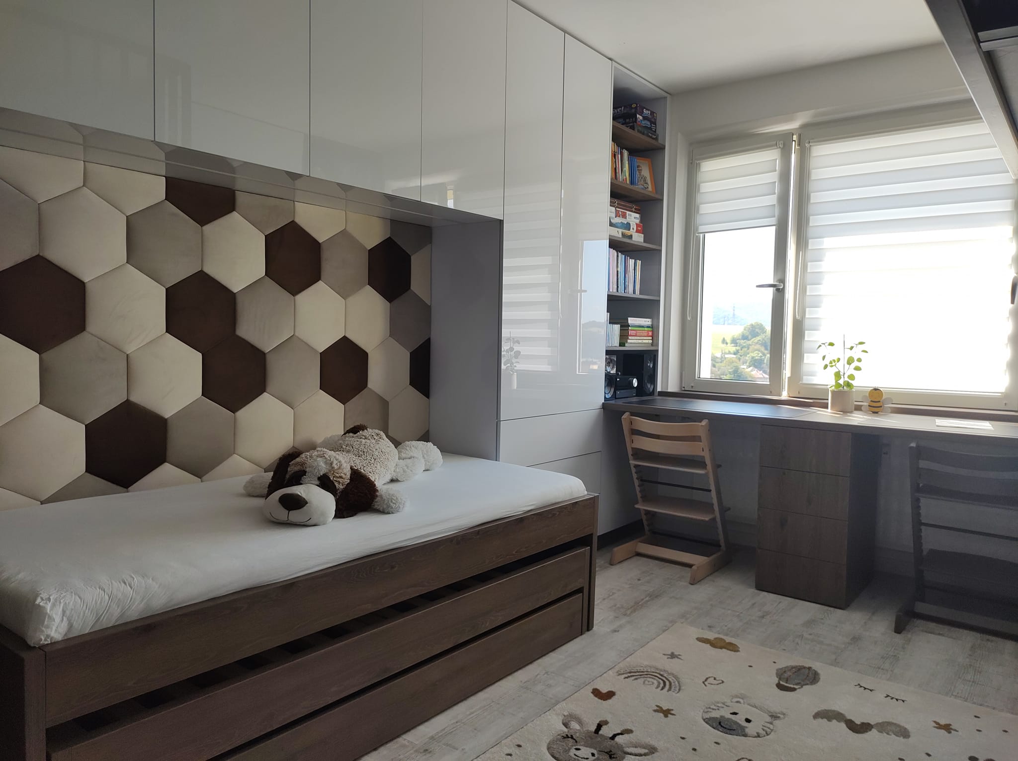 Čalúnená zástena v tvare hexagón  