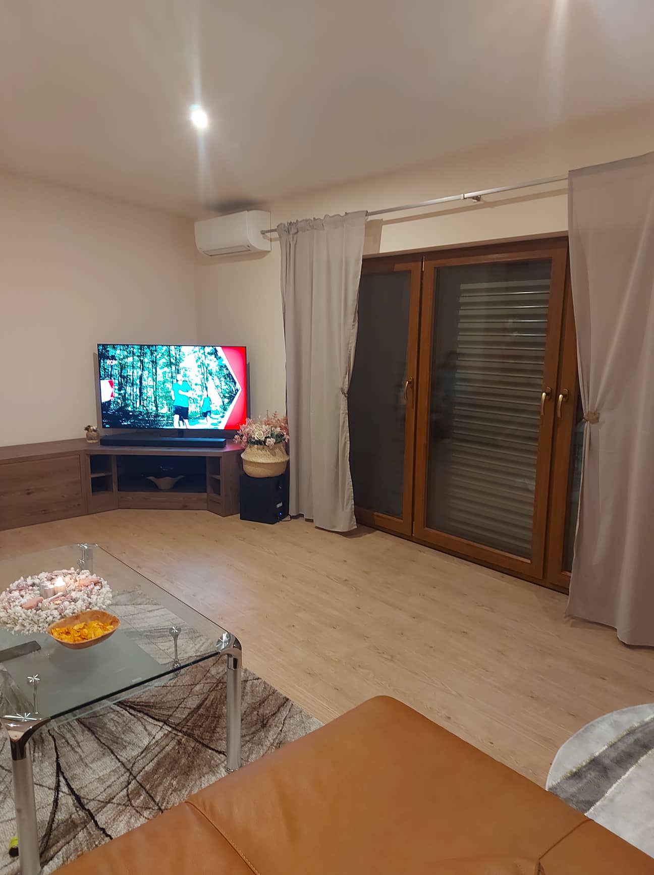 rohova tv skrinka realizacia
